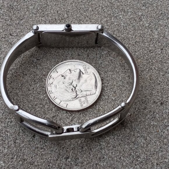 Gucci Silver & Black, Swiss Made, Quartz Ladies Watch - Picture 3 of 15